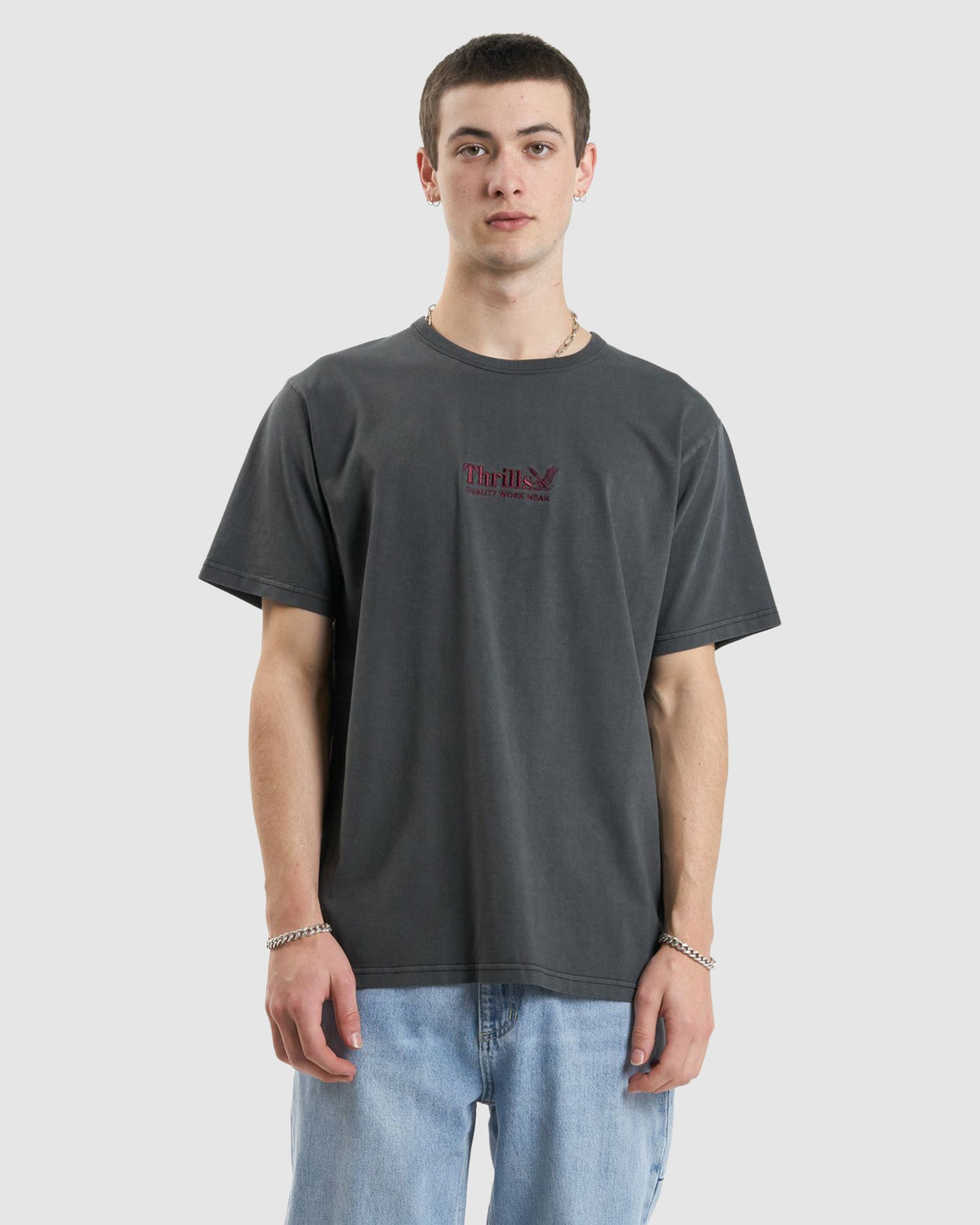 MENS THRILLS WORKWEAR EMBRO MERCH FIT T-SHIRT