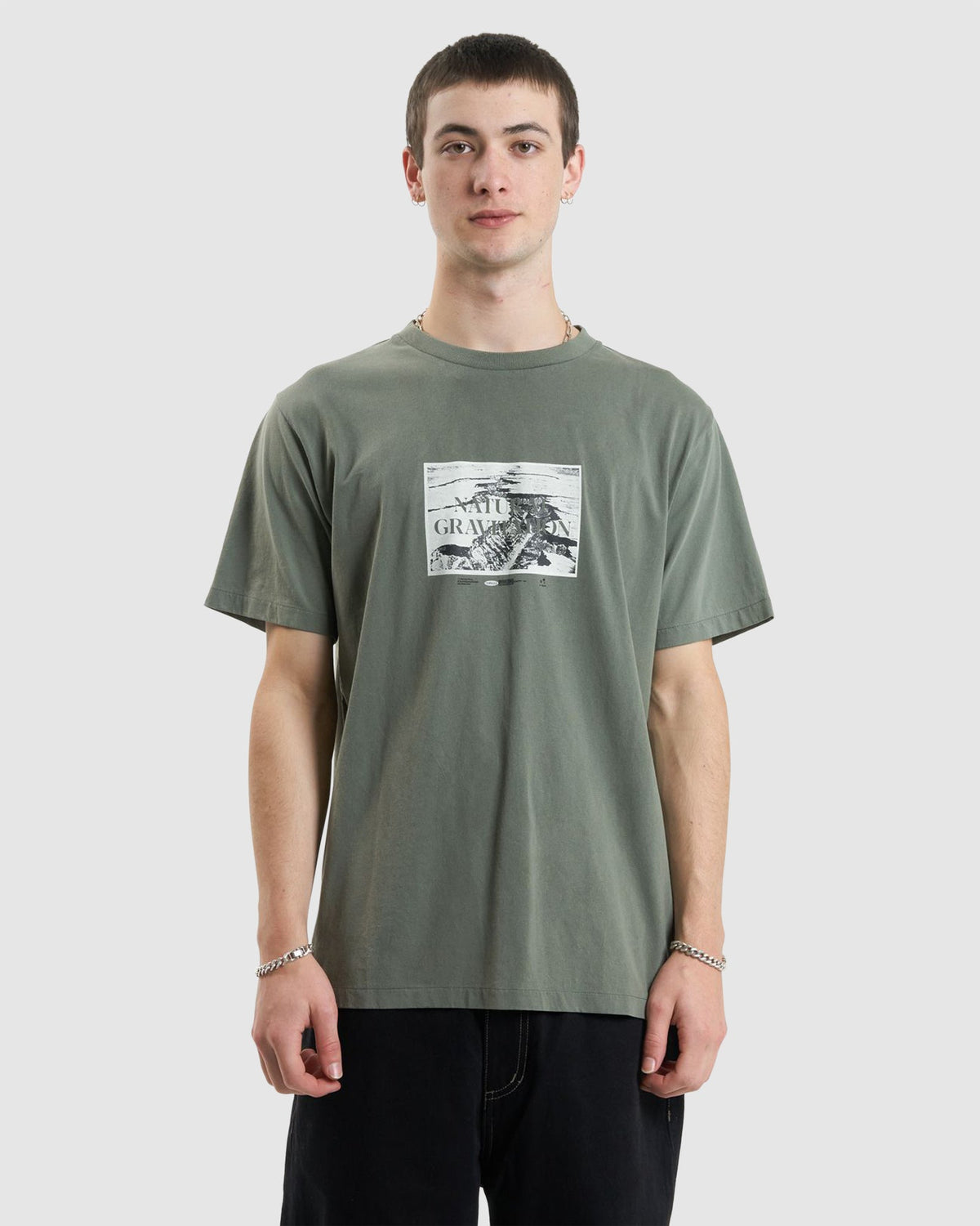 MENS GRAVITATING NATURALLY MERCH FIT T-SHIRT