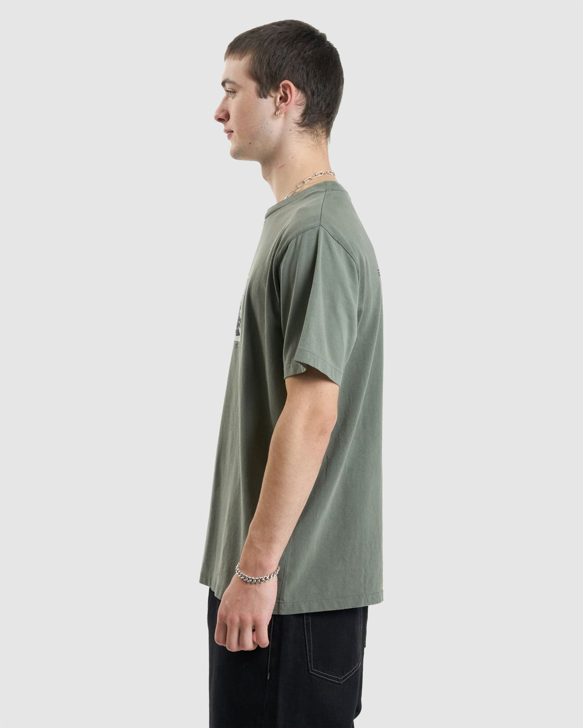 MENS GRAVITATING NATURALLY MERCH FIT T-SHIRT