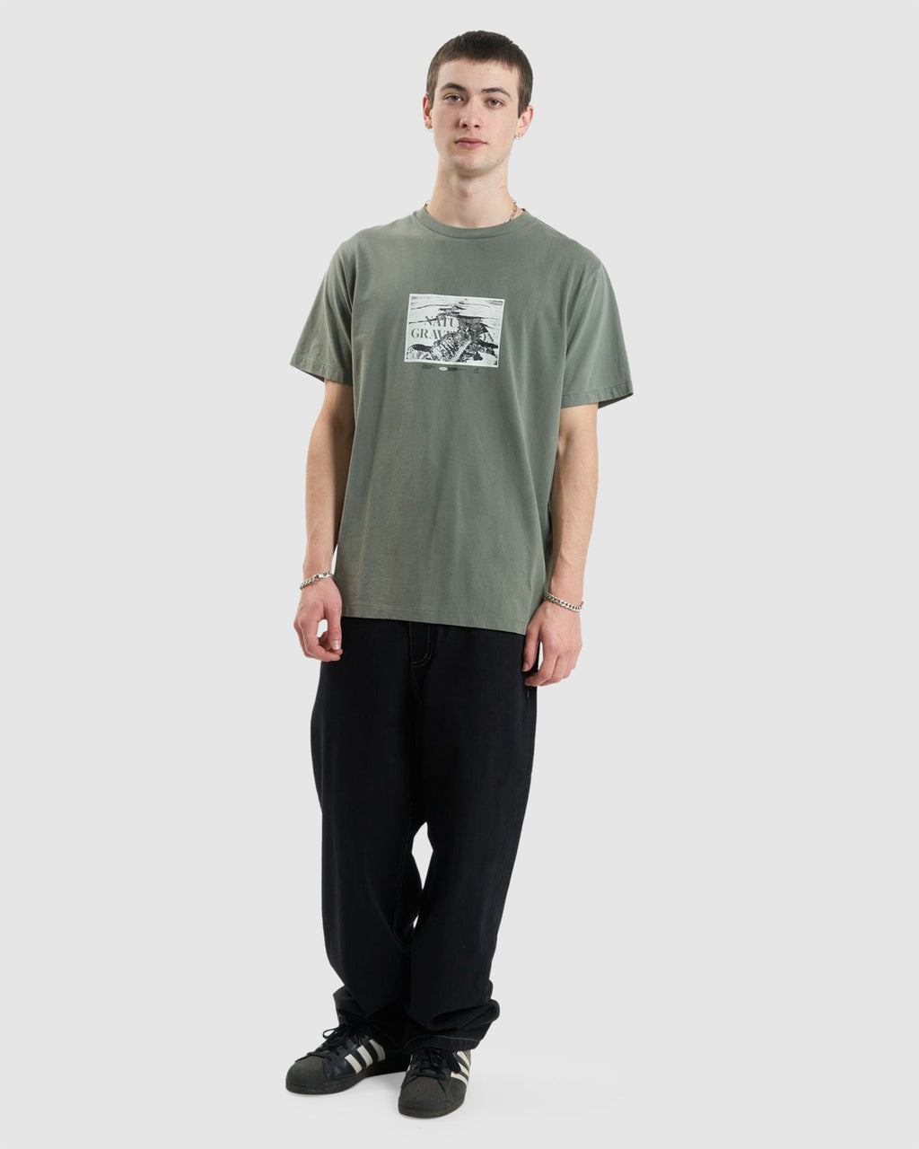 MENS GRAVITATING NATURALLY MERCH FIT T-SHIRT