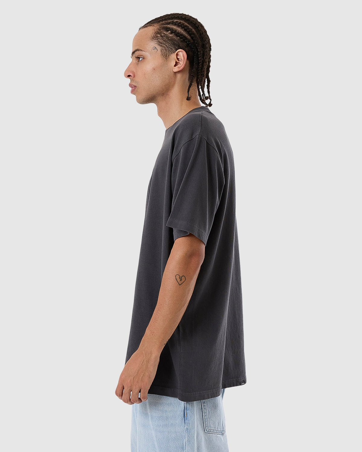 MENS BLURR EMBRO MERCH FIT T-SHIRT