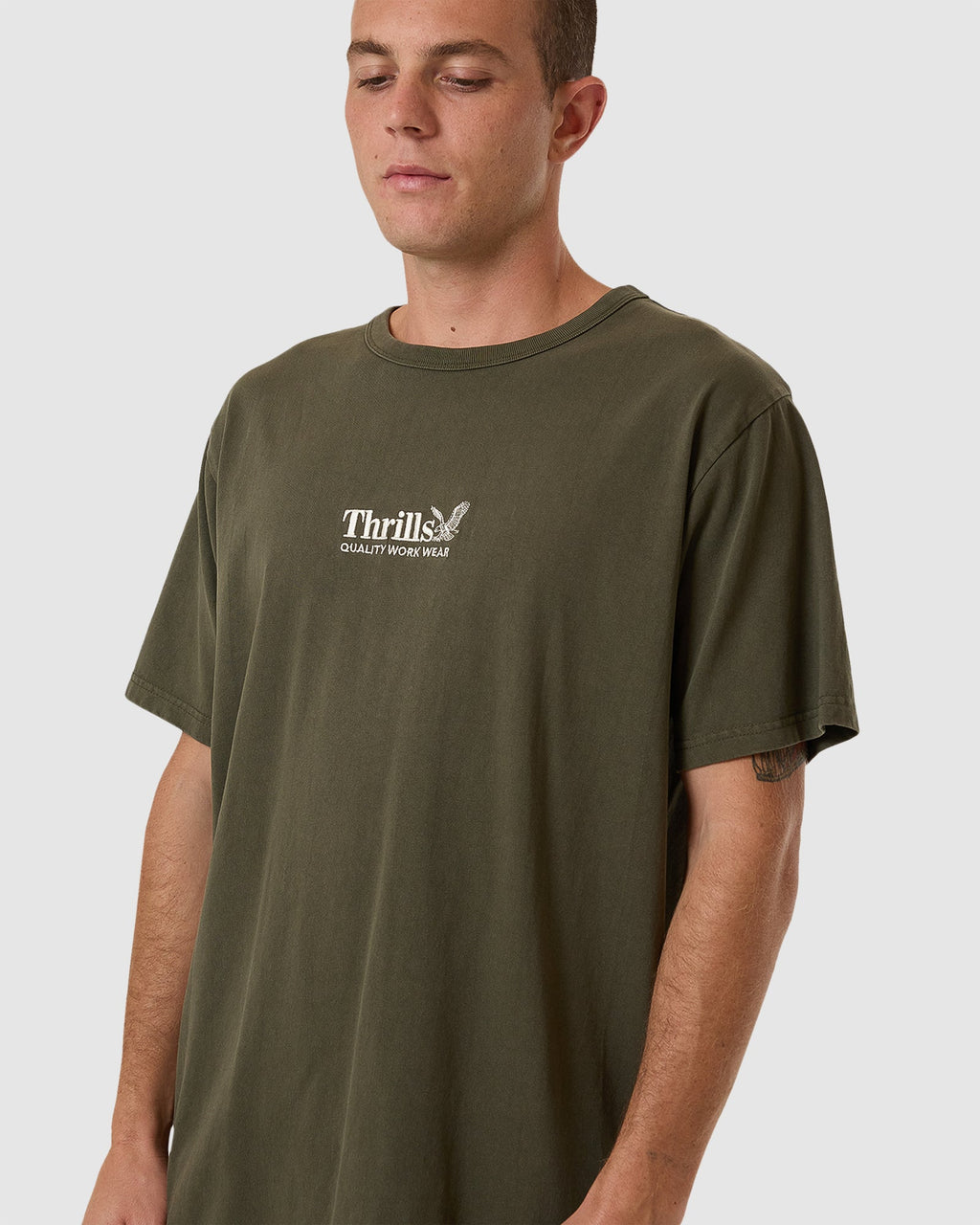 MENS THRILLS WORKWEAR EMBRO MERCH FIT T-SHIRT