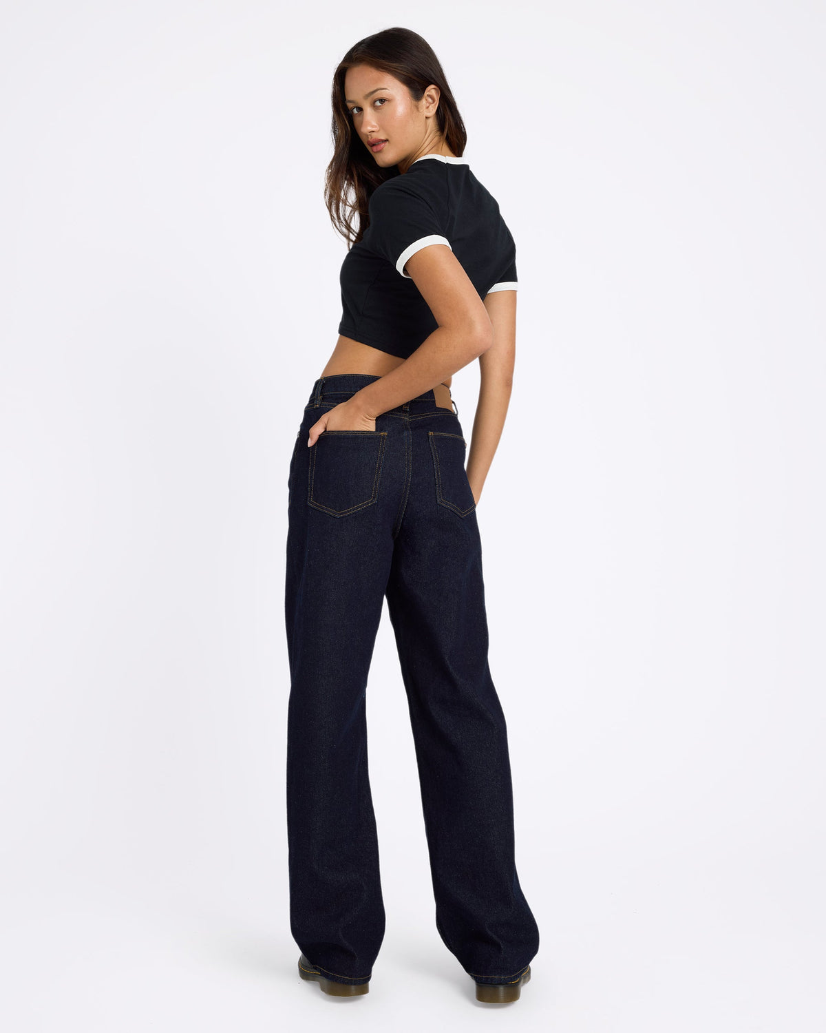 b1912608_volcom_raw_bck1