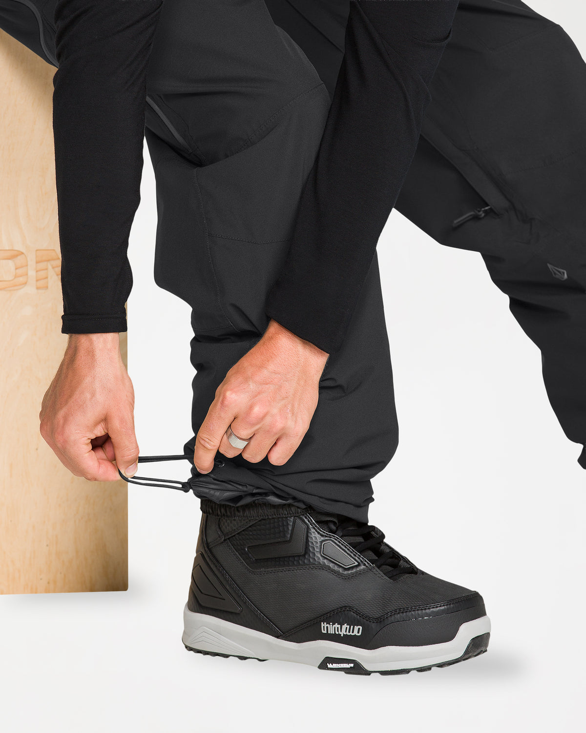 g1352657_volcom_blk_dtl4
