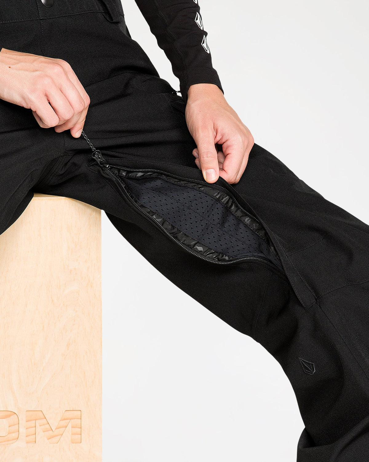 h1252651_volcom_blk_dtl3