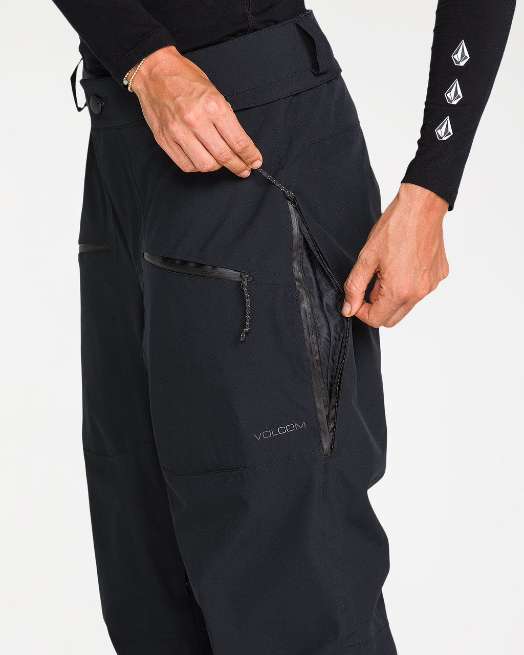 h1352653_volcom_blk_dtl1