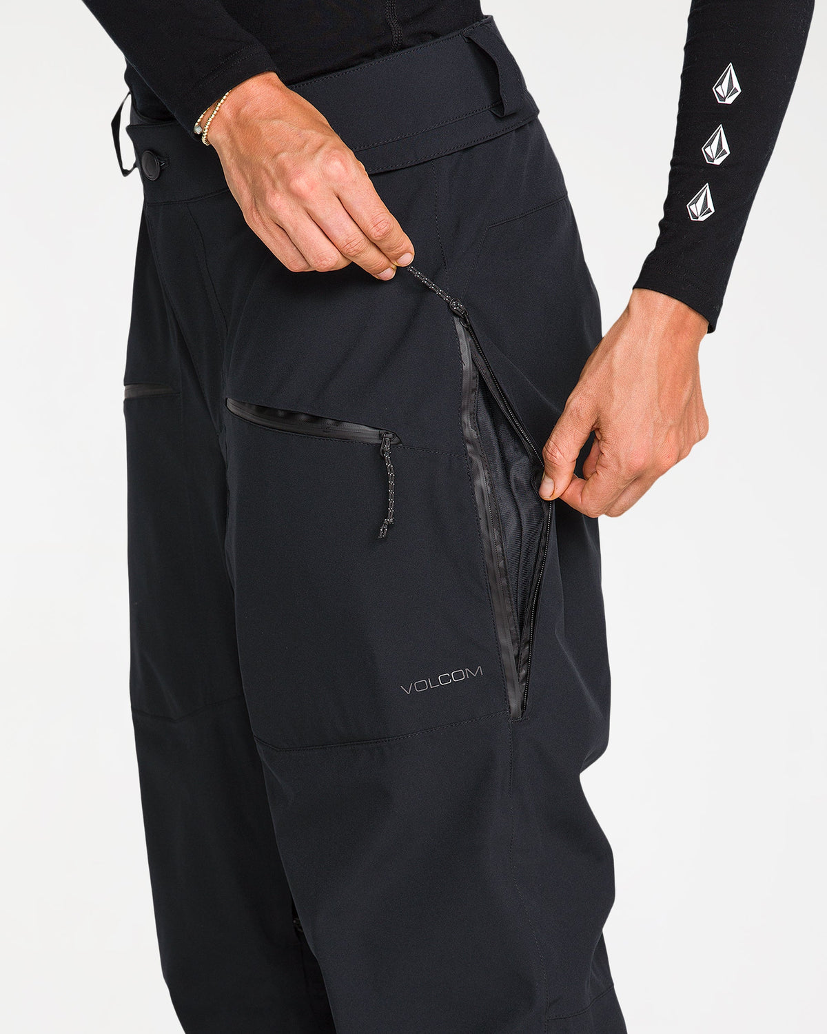 h1352653_volcom_blk_dtl1