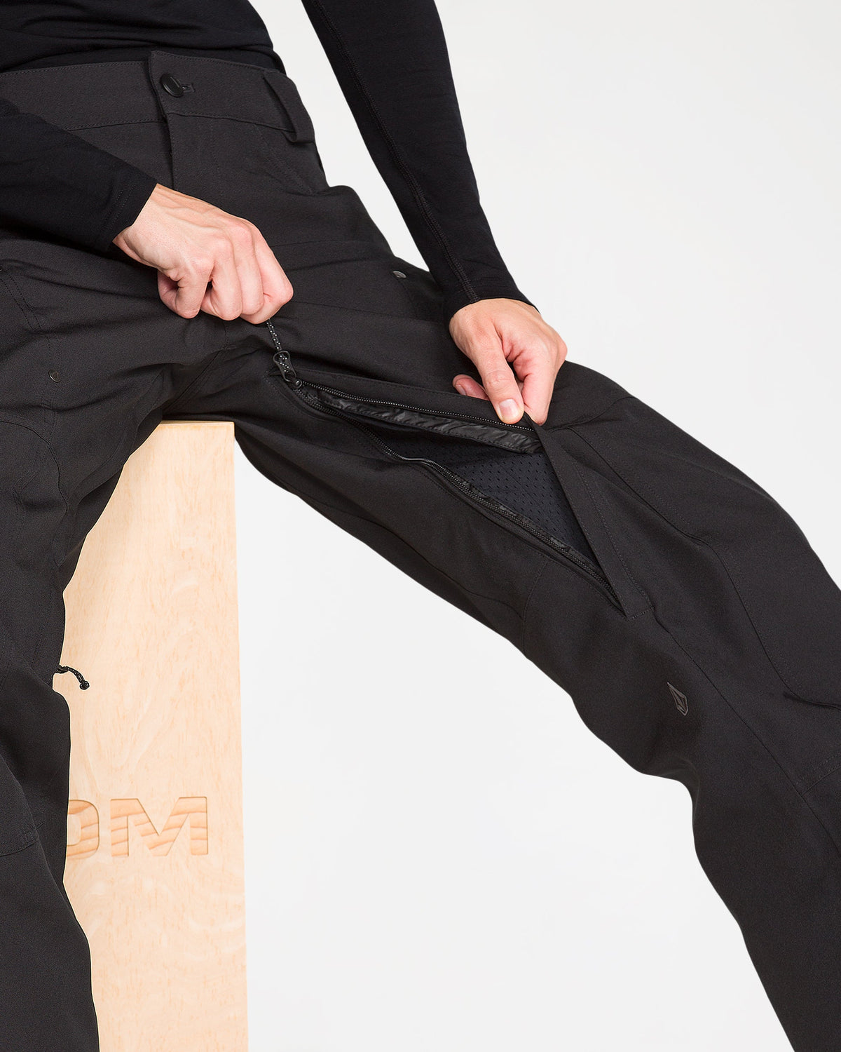 h1352656_volcom_blk_dtl1
