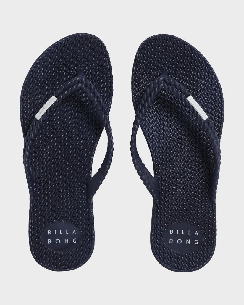 Womens Kick Back Solid Sandals