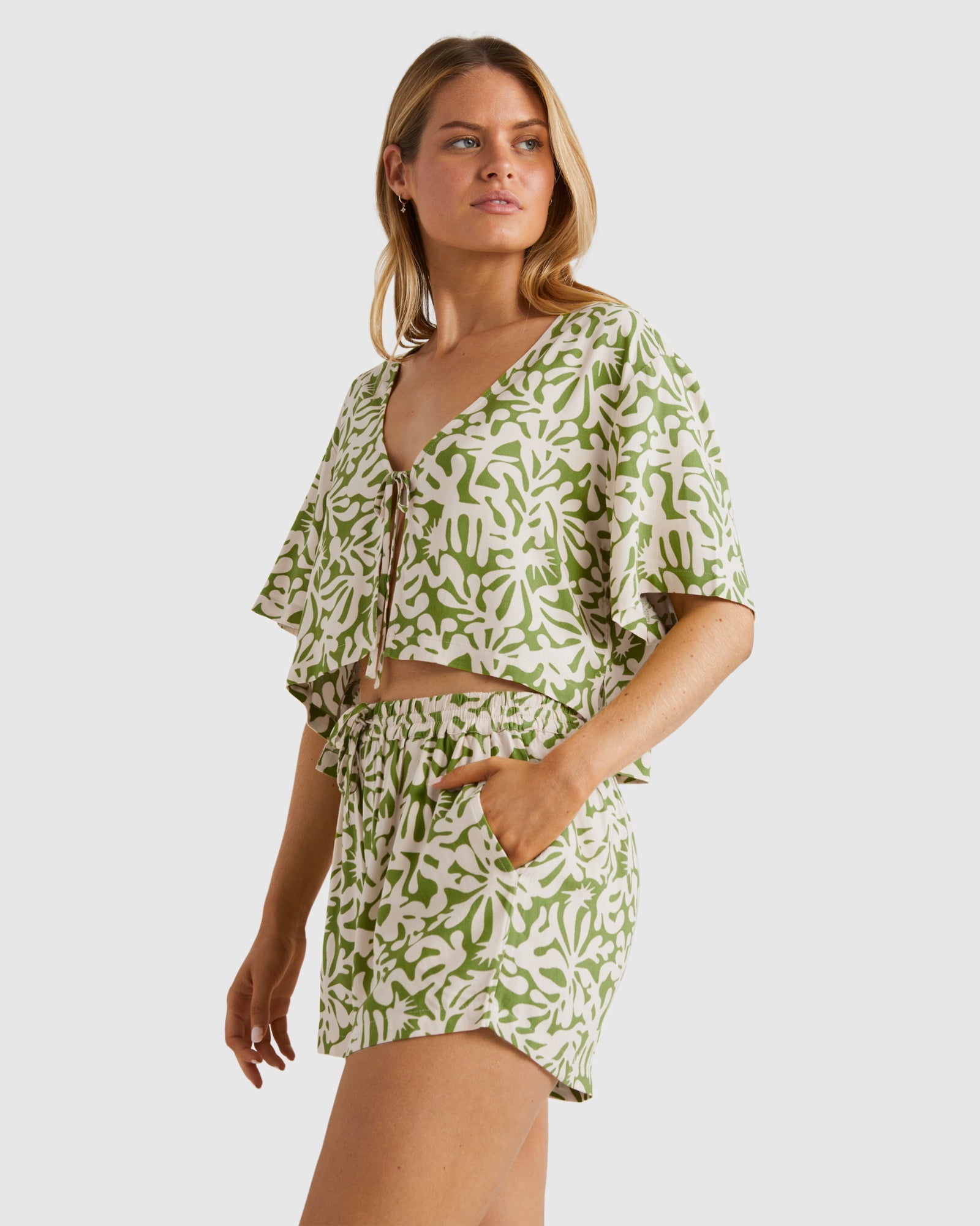 Womens Palm Grove Elastic Waist Shorts