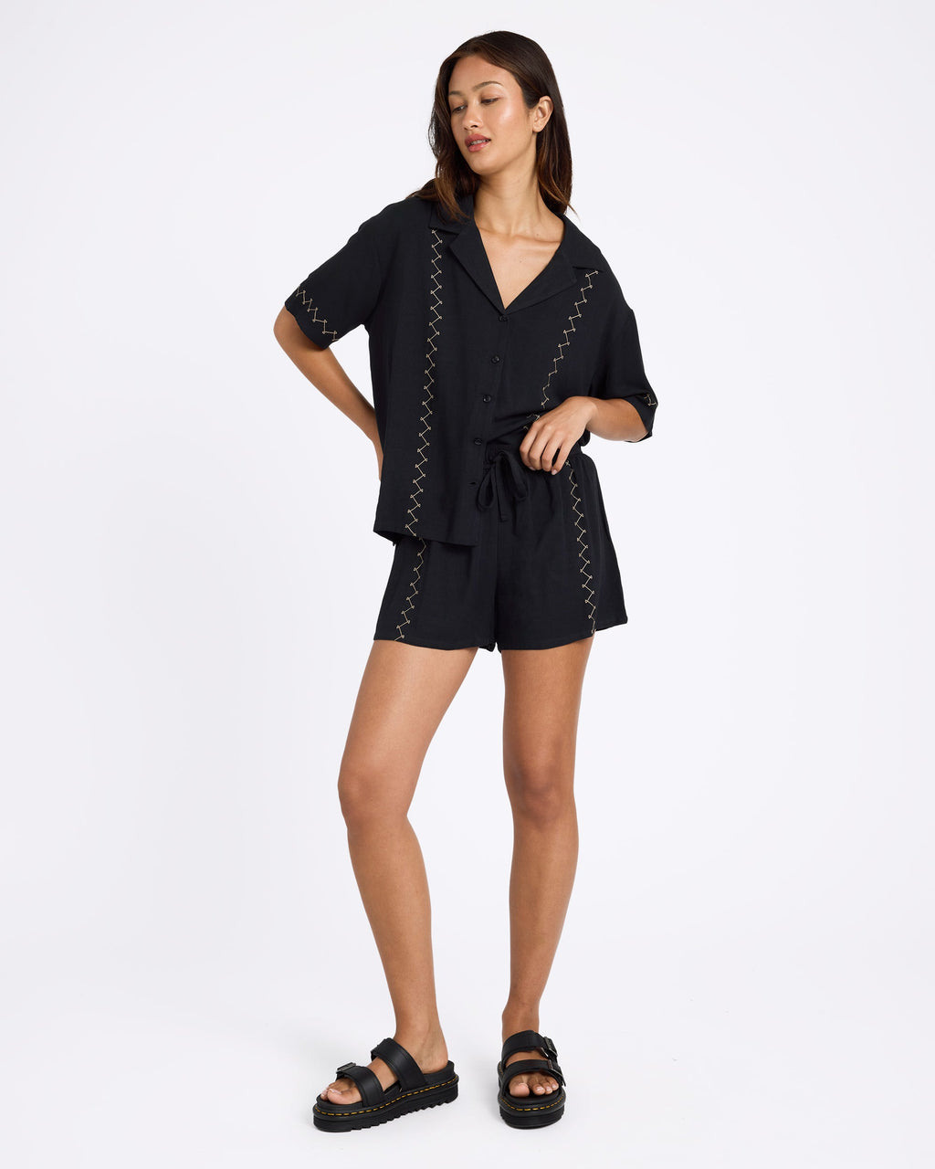 ucjns03001_volcom_blk_frt9