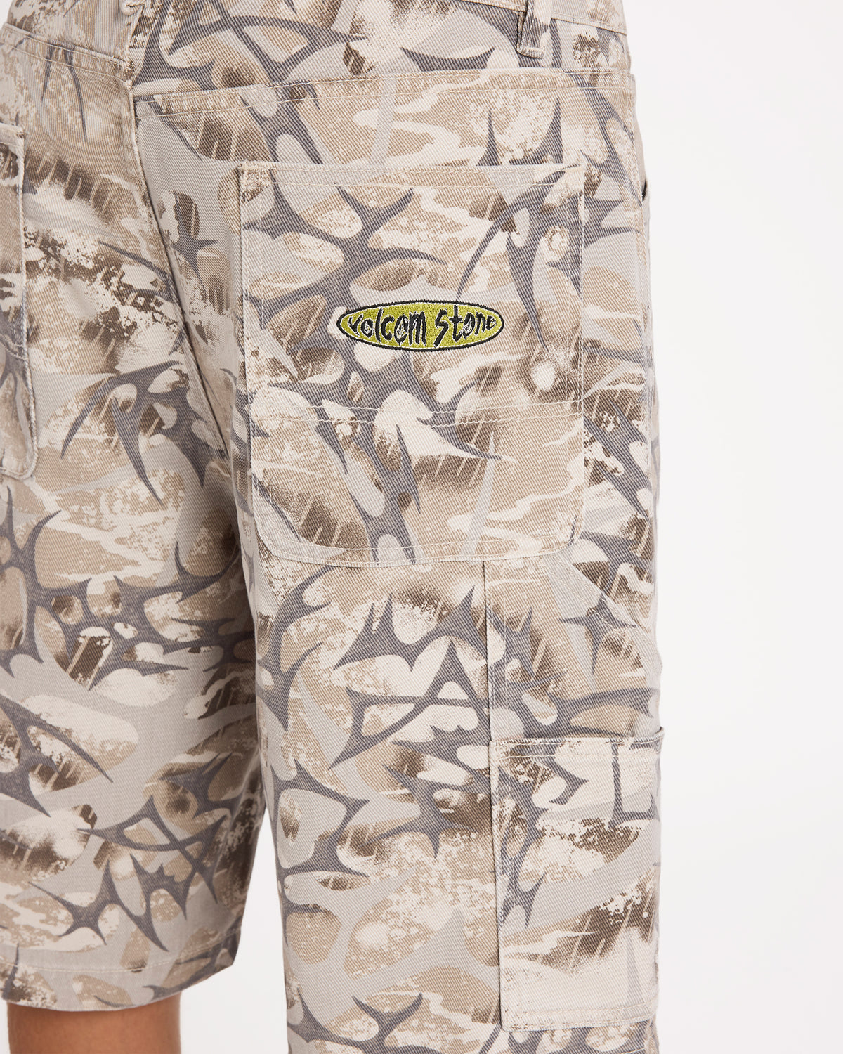 ucyds03001_volcom_cam_dtl1