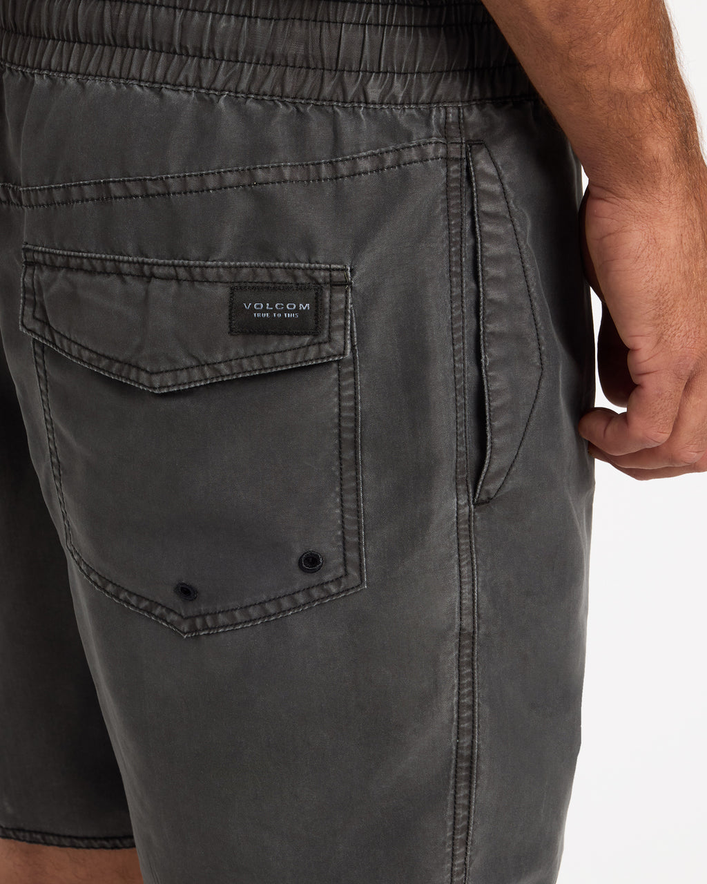 ucyjv03000_volcom_blk_dtl1