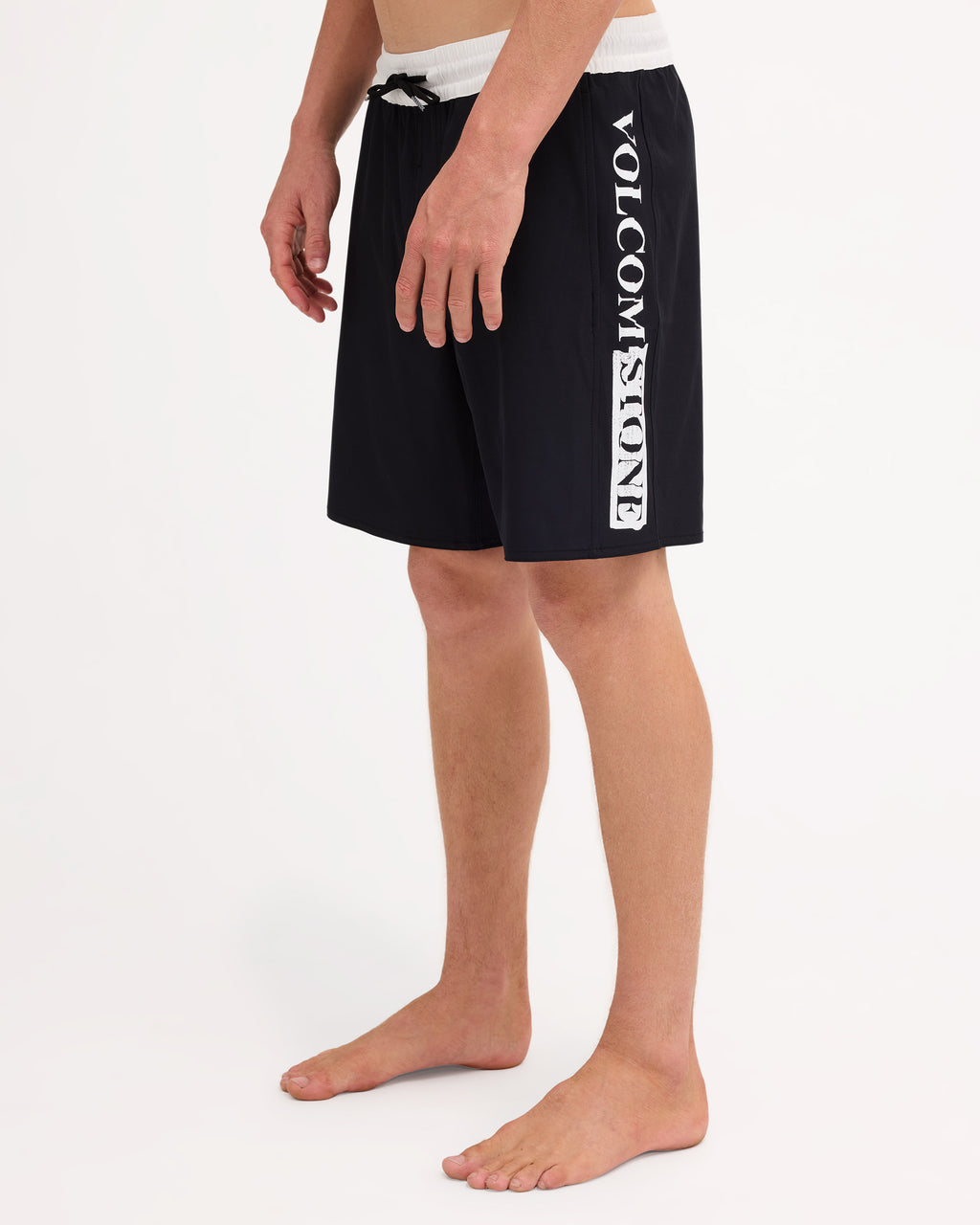 ucyjv03002_volcom_blk_sd1