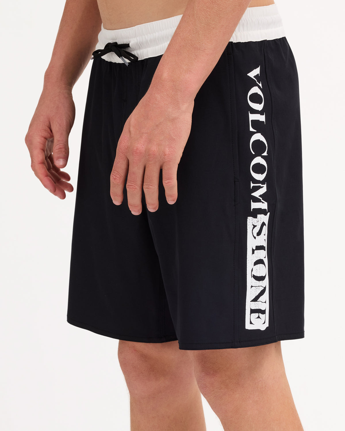 ucyjv03002_volcom_blk_sd6