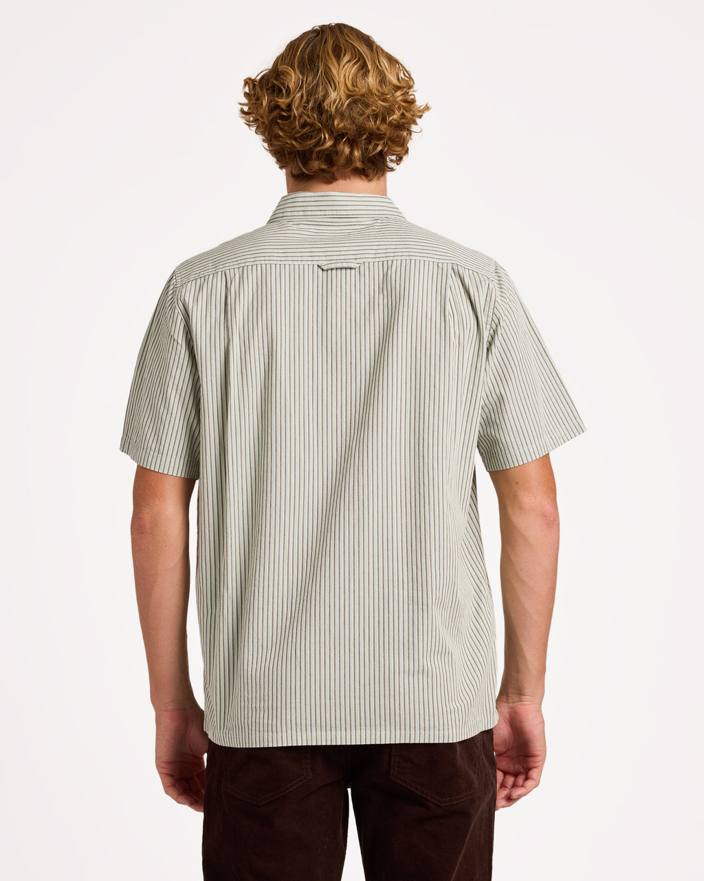 ucywt03003_volcom_stn_bck1
