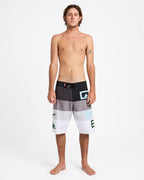 MO MASSIVE BOARDSHORT 23